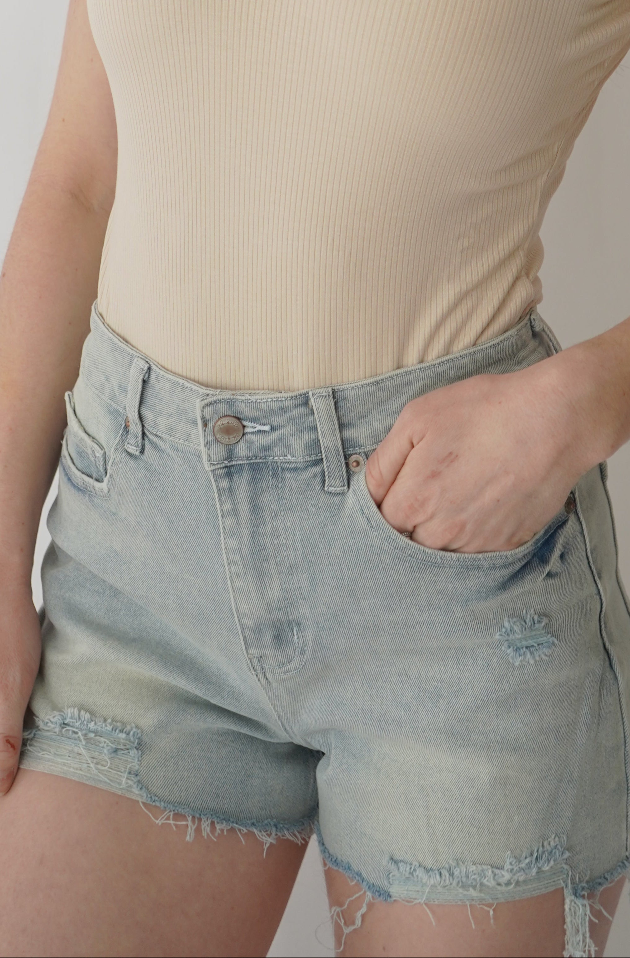 Short en jean pâle - trouée