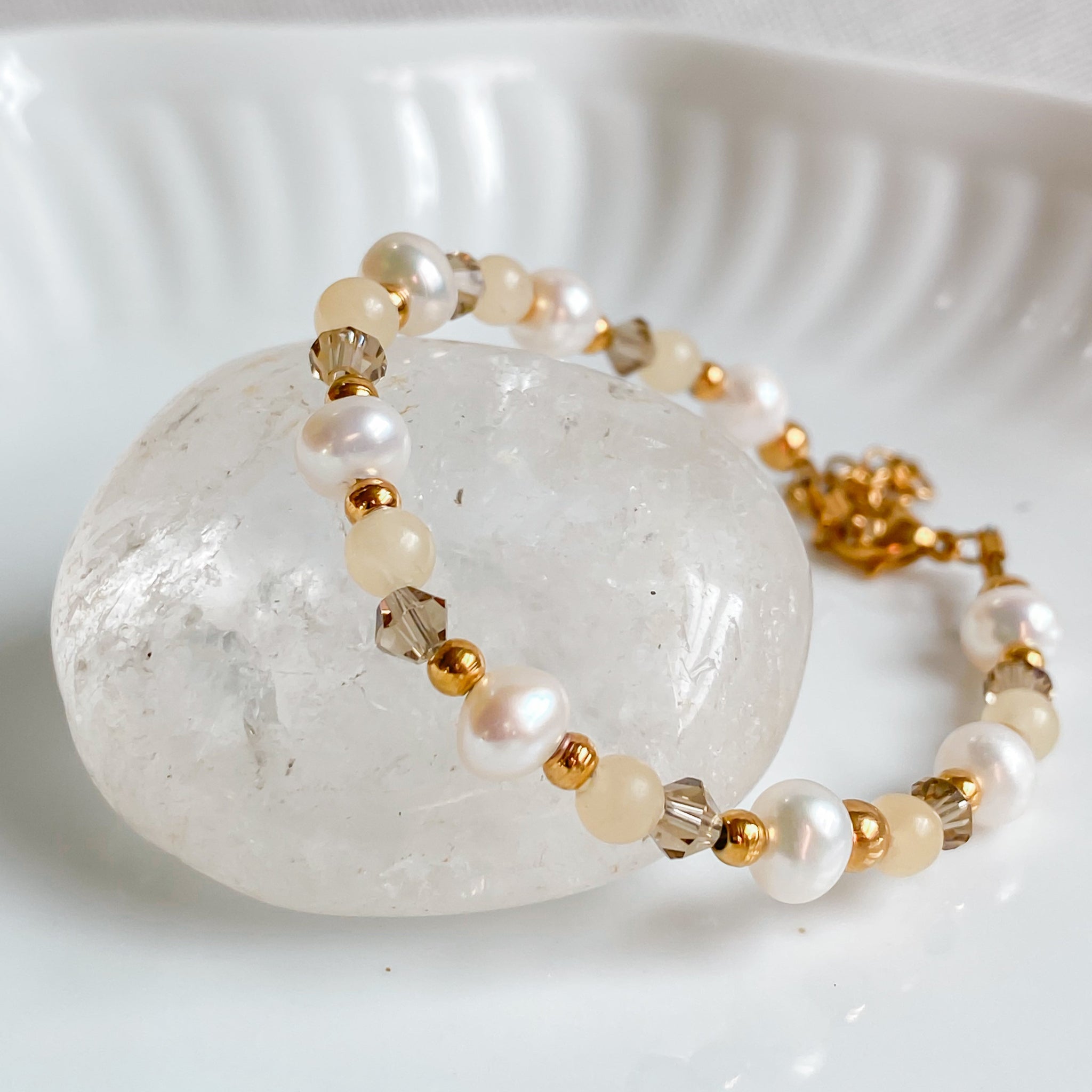 THÉIA | Bracelet fin en pierres de jade jaune et perles d’eau douce