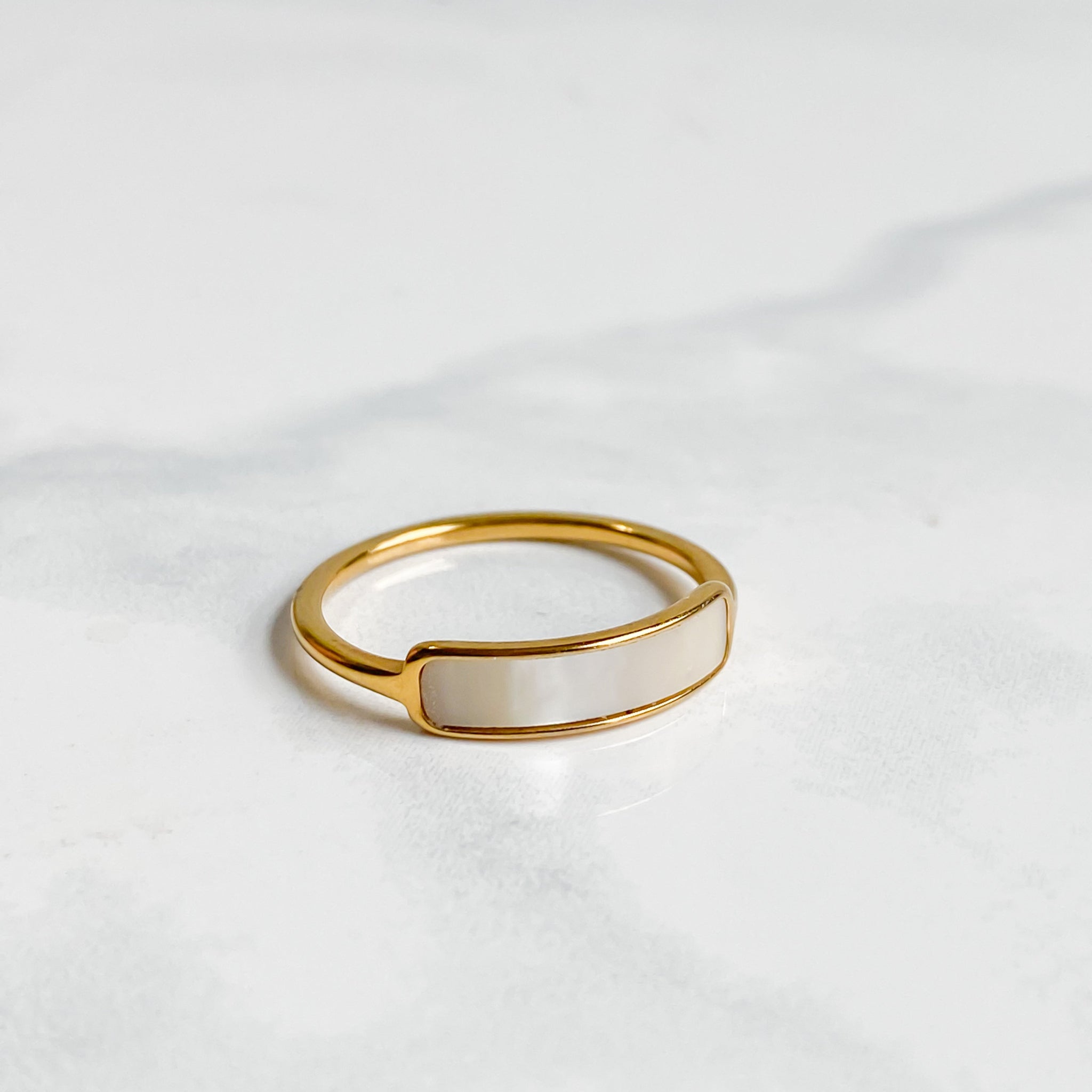 Bague dorée en nacre naturelle plaqué or 18K | CALYPSO