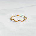 Bague ondulée dorée en acier inoxydable plaqué or 18K | NAÏA