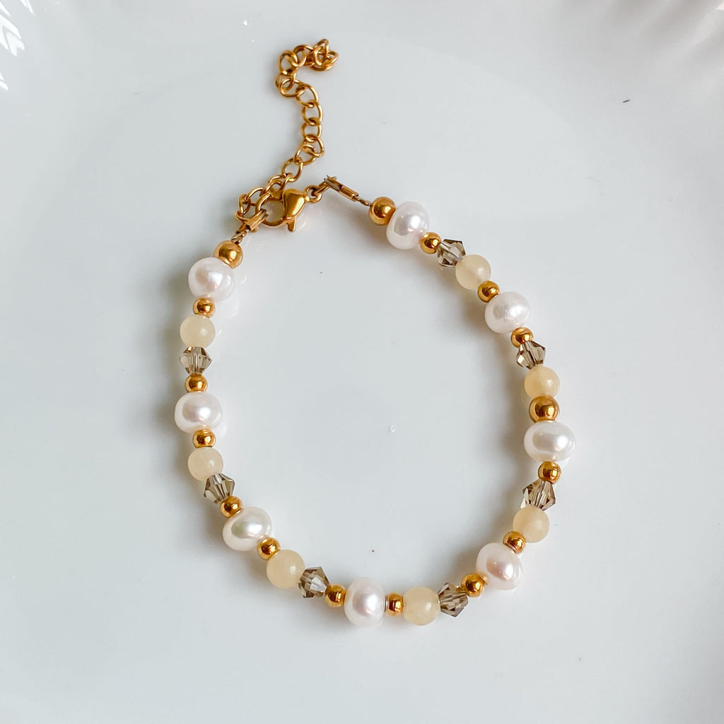 THÉIA | Bracelet fin en pierres de jade jaune et perles d’eau douce