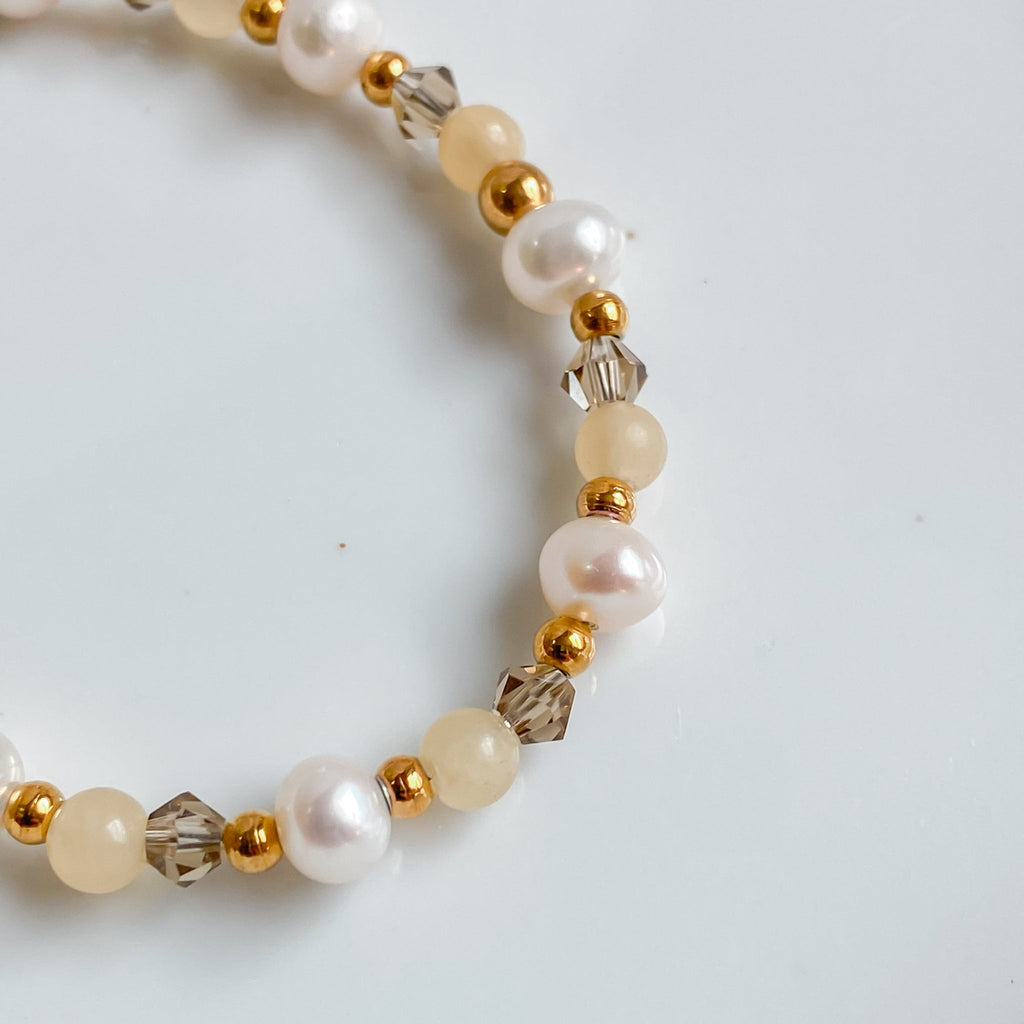 THÉIA | Bracelet fin en pierres de jade jaune et perles d’eau douce